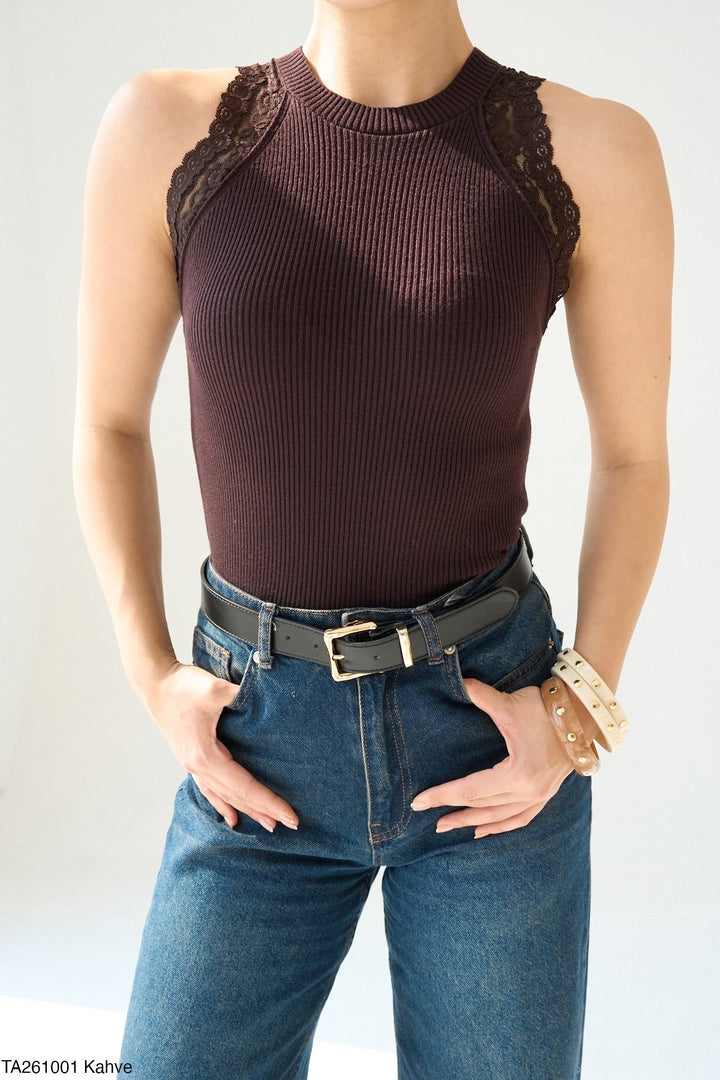 Contour™ Lace High-Neck Top