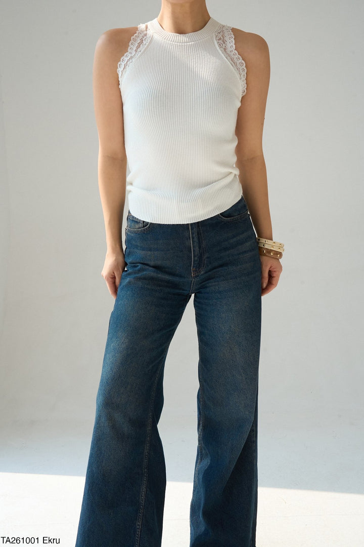 Contour™ Lace High-Neck Top