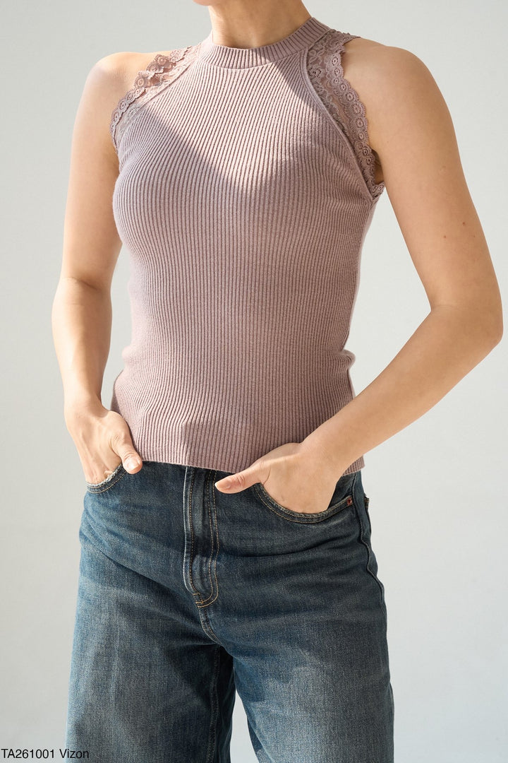 Contour™ Lace High-Neck Top